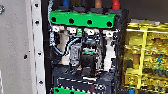 Armoire électrique ouverte sur son jeu de barres