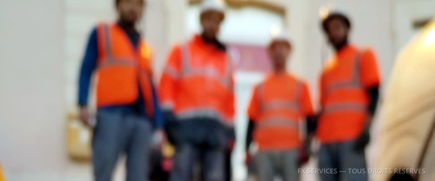 Équipe technique FX Services sur un chantier ferroviaire, en tenue haute visibilité