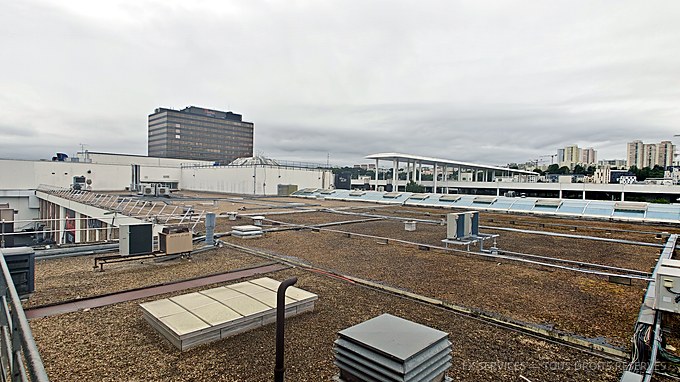 Équipements de climatisation sur une toiture-terrasse tertiaire